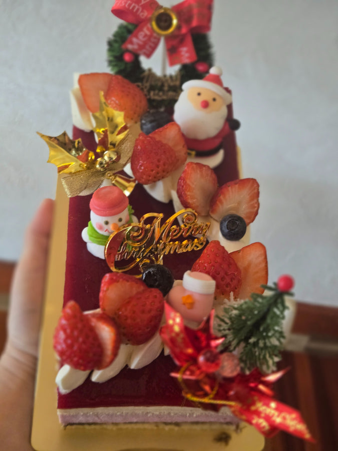ノエルムースリーヌ。ホワイトチョコと苺のムースに木苺ジュレを重ねたケーキ