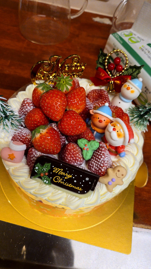 ショートクリスマス。生クリームの上に苺をたっぷりとのせたケーキ